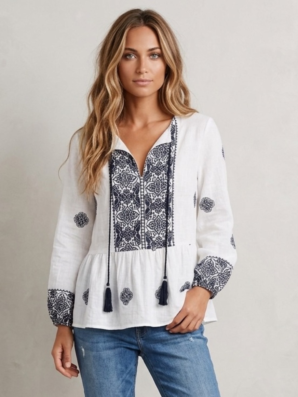 VINCE CAMUTO White Peasant Blouse with Navy Embroidery new without tags